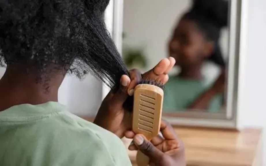 دليلك الشامل لفرد الشعر بوصفات طبيعية وآمنة بعيدًا عن المواد الكيميائية