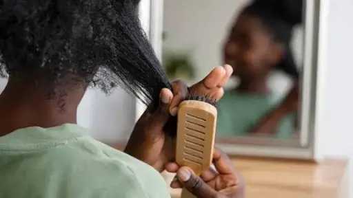 دليلك الشامل لفرد الشعر بوصفات طبيعية وآمنة بعيدًا عن المواد الكيميائية دليلك الشامل لفرد الشعر بوصفات طبيعية وآمنة بعيدًا عن المواد الكيميائية