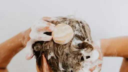 طرق فعالة للتخلص من رائحة الشعر الكريهة نهائيًا بمكونات طبيعية طرق فعالة للتخلص من رائحة الشعر الكريهة نهائيًا بمكونات طبيعية