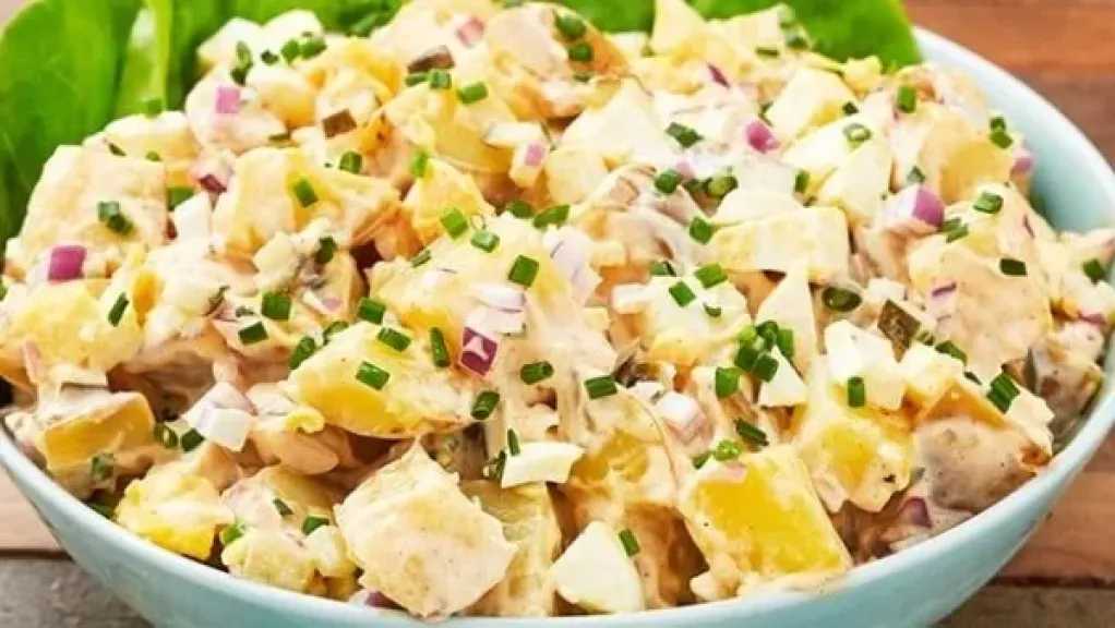 سلطة البطاطس السهلة.. طريقة مبتكرة لتحضير طبق شهي ومميز