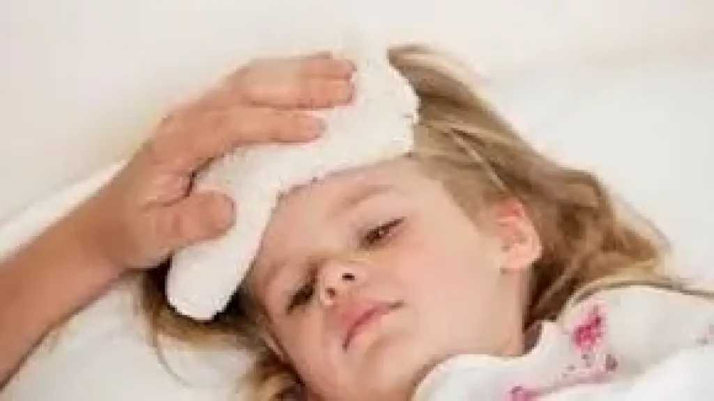 كيف تحمي طفلك من الحمى؟ خبراء يوضحون الطريقة الآمنة لاستخدام الكمادات