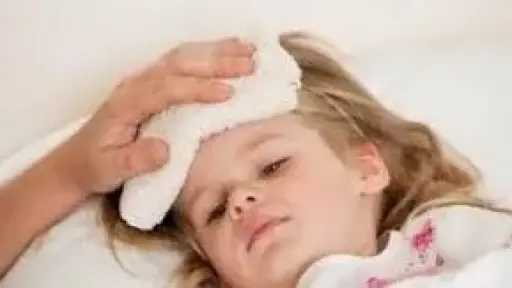 كيف تحمي طفلك من الحمى؟ خبراء يوضحون الطريقة الآمنة لاستخدام الكمادات كيف تحمي طفلك من الحمى؟ خبراء يوضحون الطريقة الآمنة لاستخدام الكمادات