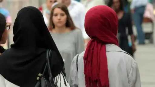 دولة أوروبية تقر حظر الحجاب للفتيات دون 14 عامًا .. خطوة مثيرة للجدل