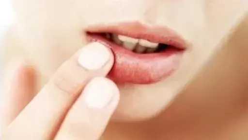 استعدي لشفاه ناعمة ومشرقة في الشتاء.. خطوات فعّالة خلال ثلاثة أيام استعدي لشفاه ناعمة ومشرقة في الشتاء.. خطوات فعّالة خلال ثلاثة أيام