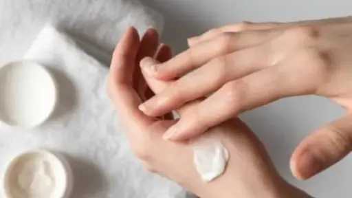 طرق فعّالة لترطيب اليدين بمكونات طبيعية واستعادة نعومتها طرق فعّالة لترطيب اليدين بمكونات طبيعية واستعادة نعومتها