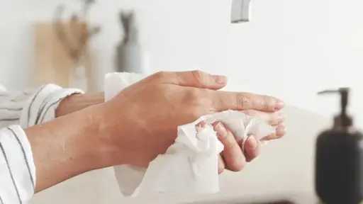 حافظي على نعومة يديك في الشتاء.. خطوات بسيطة للتغلب على مشكلة الجفاف حافظي على نعومة يديك في الشتاء.. خطوات بسيطة للتغلب على مشكلة الجفاف