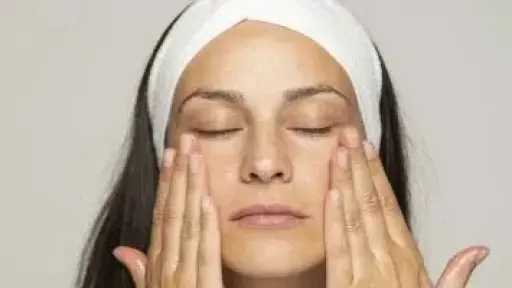 تدليك الوجه.. سر جمالك وصحة بشرتكِ يومياً تدليك الوجه.. سر جمالك وصحة بشرتكِ يومياً