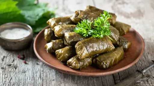 طاجن ورق العنب بدبس الرمان.. وجبة شتوية دافئة طاجن ورق العنب بدبس الرمان.. وجبة شتوية دافئة