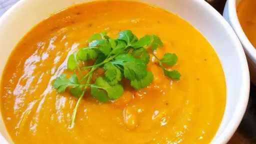 شوربة العدس الأصفر الكريمية.. دفء الشتاء في طبق