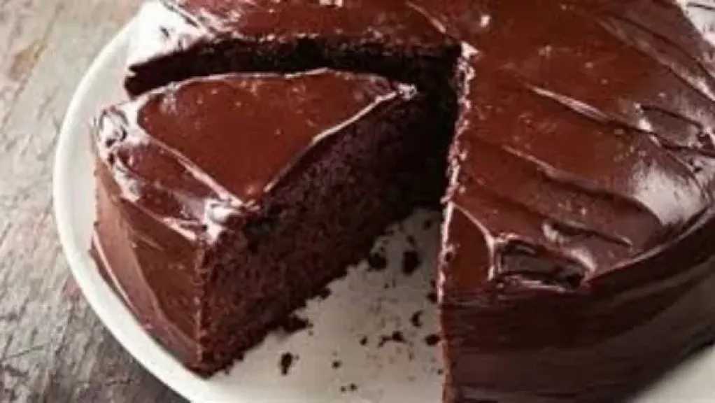 طريقة سريعة لتحضير كيكة الشوكولاتة الهشة بلمسة منزلية خلال 30 دقيقة فقط