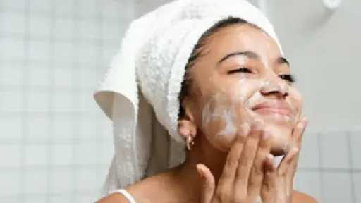 خطوات أساسية لتنظيف الوجه بفعالية والحفاظ على بشرتكِ مشرقة خطوات أساسية لتنظيف الوجه بفعالية والحفاظ على بشرتكِ مشرقة