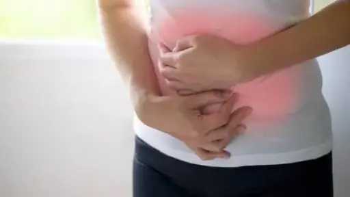 علاج الانتفاخ المزعج بعد الأكل بطرق طبيعية وسلوكيات صحيحة.. دليل شامل لتحسين الهضم