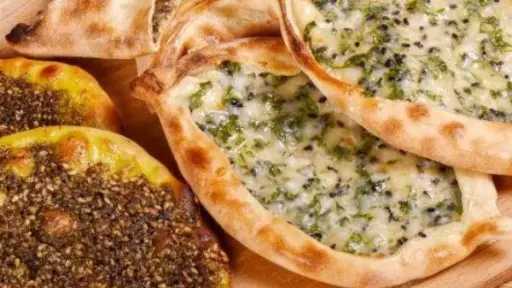 فطائر الجبنة والزعتر.. وصفة سهلة بمذاق شهي في دقائق