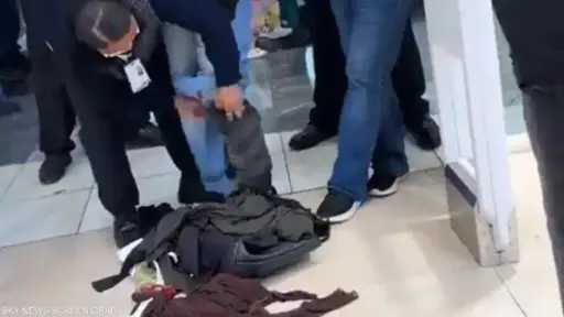 محاولة سرقة مبتكرة.. سيدتان تخفيان الملابس تحت ملابسهما في متجر شهير محاولة سرقة مبتكرة.. سيدتان تخفيان الملابس تحت ملابسهما في متجر شهير