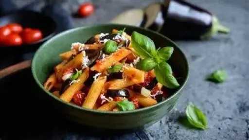 مكرونة بالخضار المشوي.. وجبة صحية تجمع بين الطعم اللذيذ والفوائد الغذائية
