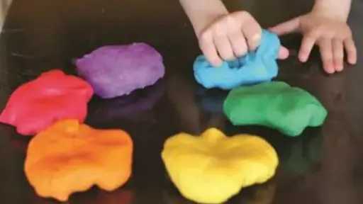 كيفية إزالة عجينة السلايم من الملابس بسهولة ودون تلف.. دليل عملي للأمهات