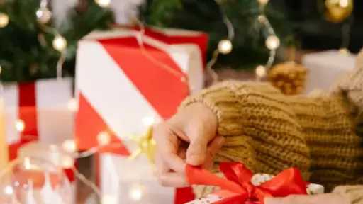 كيف تختار هدية رأس السنة المثالية؟ دليلك الشامل لإتيكيت الهدايا