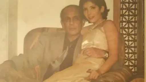 بصورة مؤثرة.. منى زكي تسترجع ذكريات والدها الراحل