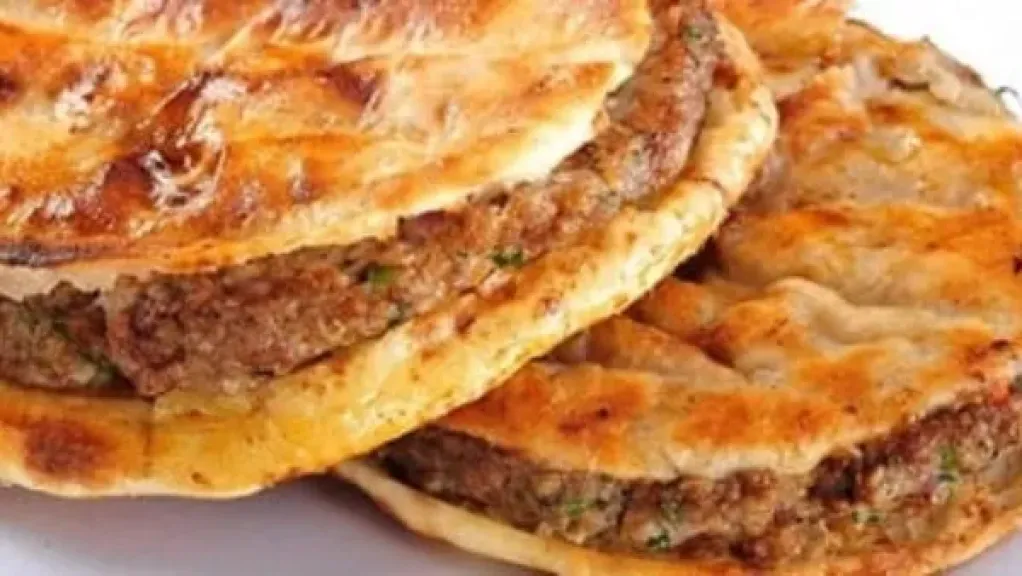 الحواوشي بالعيش البلدي