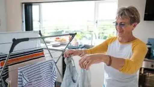 احذر من هذه العادة الشتوية.. مخاطر نشر الغسيل داخل المنزل على صحتك