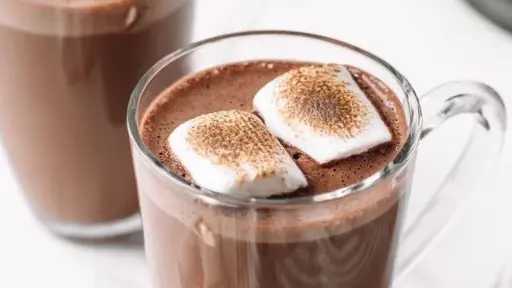 كيف تصنع أفضل مشروب هوت شوكليت في منزلك بلمسات بسيطة؟