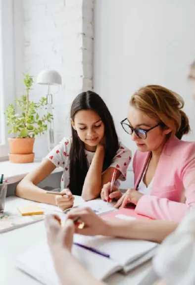 خطوات فعّالة لتخفيف توتر الأمهات مع اقتراب الامتحانات.. نصائح للتركيز والتوازن النفسي