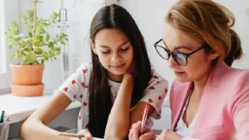 خطوات فعّالة لتخفيف توتر الأمهات مع اقتراب الامتحانات.. نصائح للتركيز والتوازن النفسي