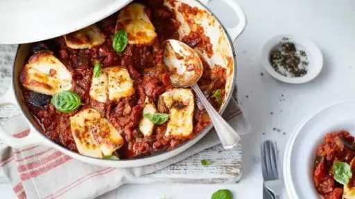 الحلومي المخبوز بالباذنجان والطماطم.. وجبة بلذة متوسطية تغني عن التكرار