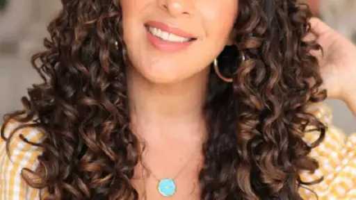 دليل العناية بالشعر الكيرلي.. خطوات بسيطة لشعر صحي وممتع