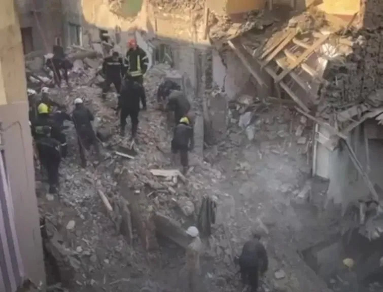 انهيار عقار سكني