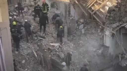 انهيار عقار في إمبابة.. البحث عن أم و3 أطفال بين المفقودين أسفل الأنقاض