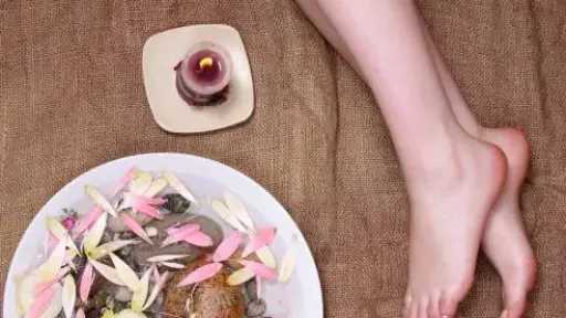 طرق طبيعية لاستعادة نعومة القدم والعناية بها بشكل صحي