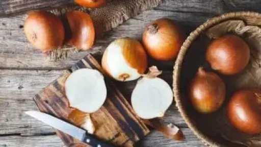 طرق مبتكرة للتخلص من رائحة البصل العالقة في اليدين بسهولة