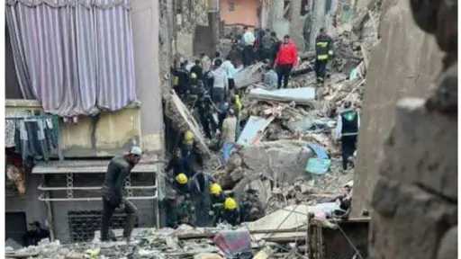 كارثة عقار إمبابة.. انتشال جثة طفلة من أسفل الأنقاض