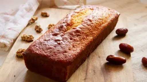 طريقة مميزة لتحضير كيك التمر الشتوي مع صوص الكراميل اللذيذ