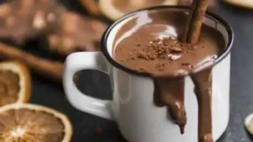 الهوت شوكليت يتصدر التريند.. المشروب الشتوي الذي يجمع بين الدفء والطعم الغني