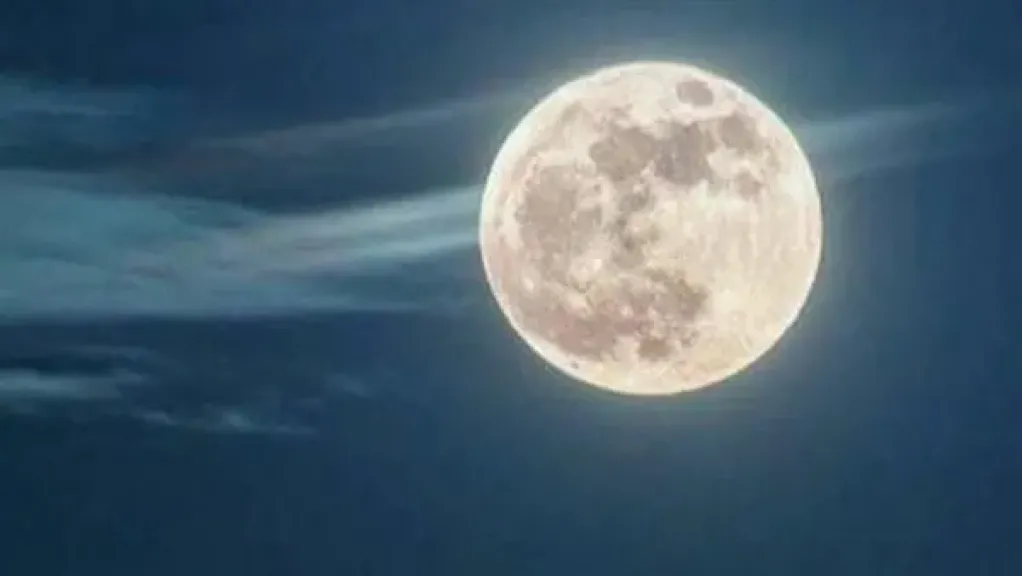 القمر فى طور التربيع الأول