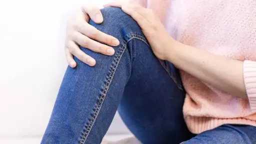 طقطقة الركبة عند النساء.. أسبابها، مخاطرها وسبل العلاج والوقاية