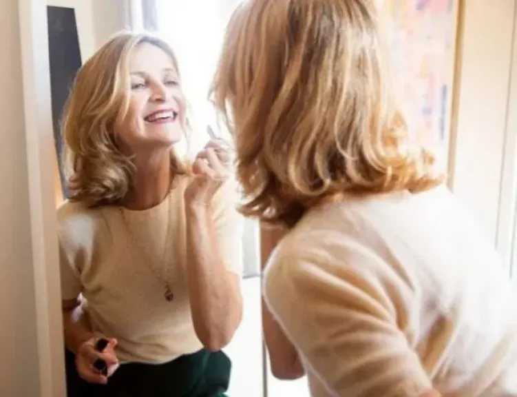 دراسة حديثة تفجر مفاجأة بشأن العلاقة بين المكياج والسعادة والصحة لدى النساء فوق سن الـ65