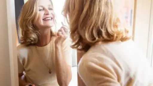 دراسة حديثة تفجر مفاجأة بشأن العلاقة بين المكياج والسعادة والصحة لدى النساء فوق سن الـ65