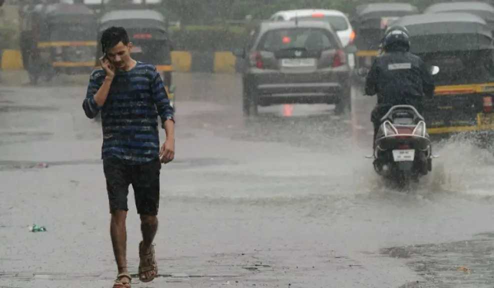 سقوط أمطار وانخفاض بدرجات الحرارة.. حالة الطقس اليوم