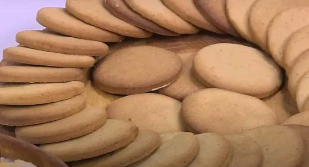 طريقة مبتكرة وسهلة لتحضير بسكويت الزنجبيل والقرفة لتغذية الأطفال
