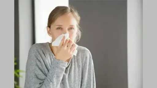 فضل الطرق الطبيعية لعلاج سيلان الأنف المزعج وتحقيق الراحة