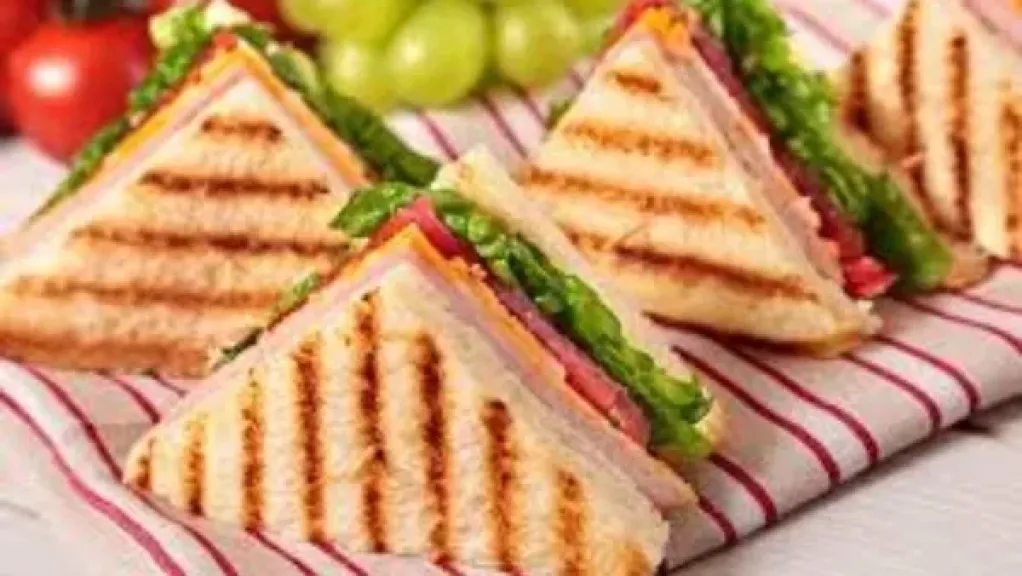 ساندويتش بسطرمة بالجبنة الموزاريلا