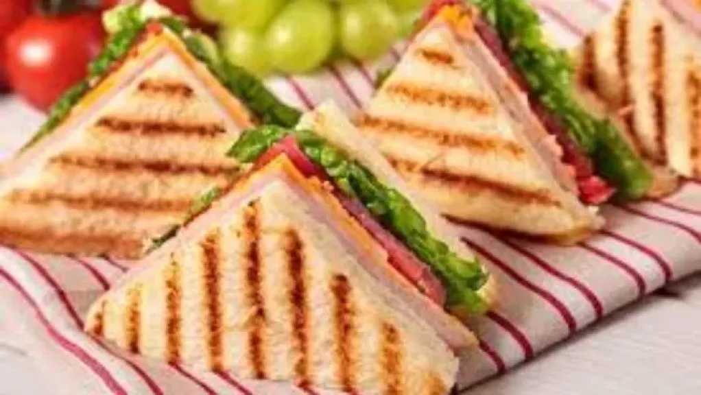 وصفة مشبعة.. ساندويتش بسطرمة بالجبنة الموزاريلا الذائبة لفطور شهي