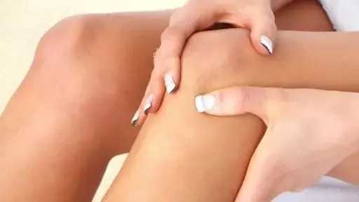 آلام الركبة في الشتاء عند النساء.. الأسباب وطرق الوقاية