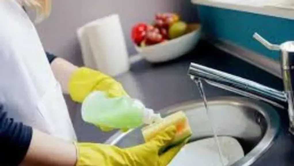 طريقة مبتكرة لتنظيف المطبخ بسرعة ودون عناء.. خطوات فعّالة لمطبخ أنيق ومنعش