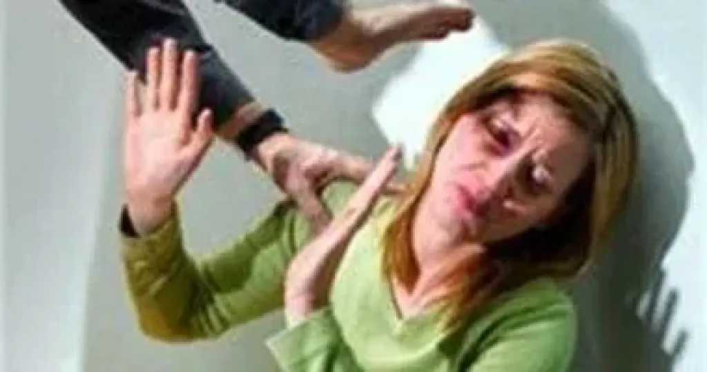 التفاصيل الكاملة لضبط شخص يعتدى على زوجته بسلاح أبيض بأحد شوارع بولاق الدكرور