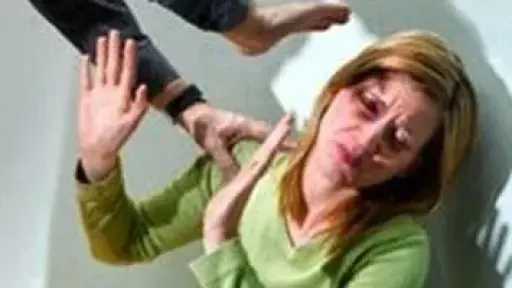 التفاصيل الكاملة لضبط شخص يعتدى على زوجته بسلاح أبيض بأحد شوارع بولاق الدكرور