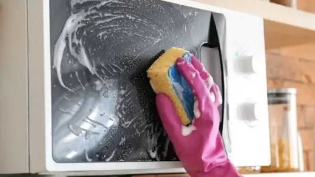 الحل السريع لتنظيف الميكروويف بدون مواد كيميائية.. خطوات بسيطة لأداء مثالي
